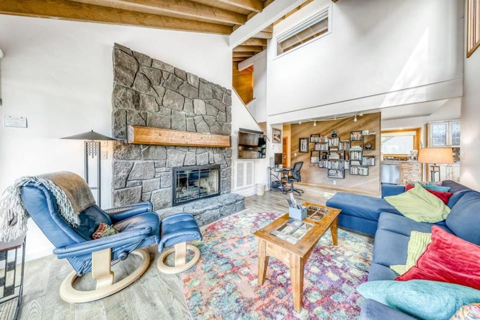 Lovely condo with golf course views & SHARC passes - great location near Village House in Sunriver