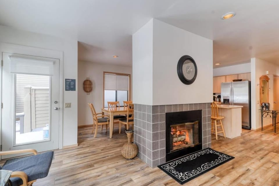 Golf course-view townhome with private hot tub & SHARC access House in Sunriver