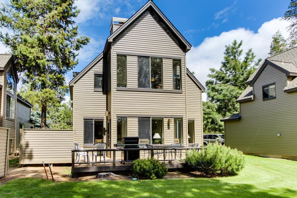 Golf course-view townhome with private hot tub & SHARC access House in Sunriver