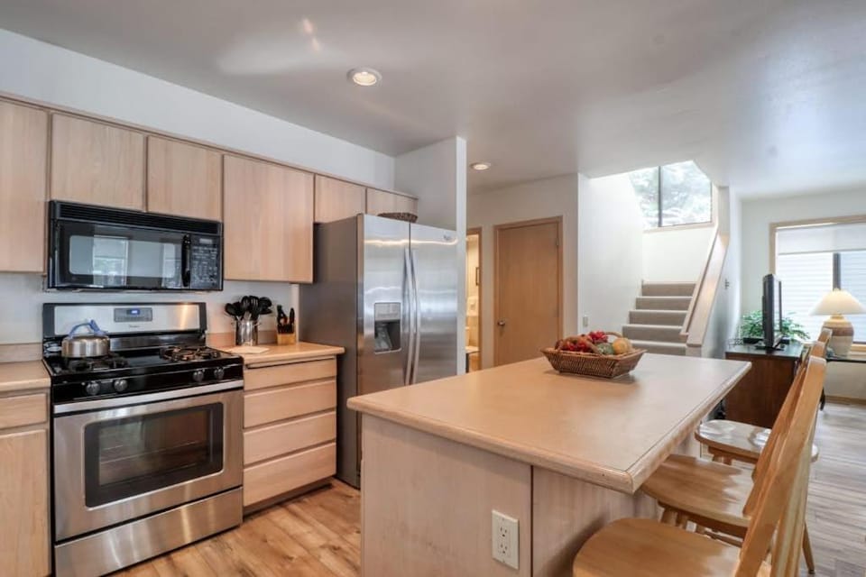 Golf course-view townhome with private hot tub & SHARC access House in Sunriver