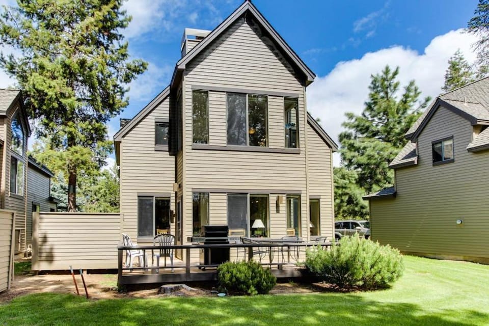 Golf course-view townhome with private hot tub & SHARC access House in Sunriver