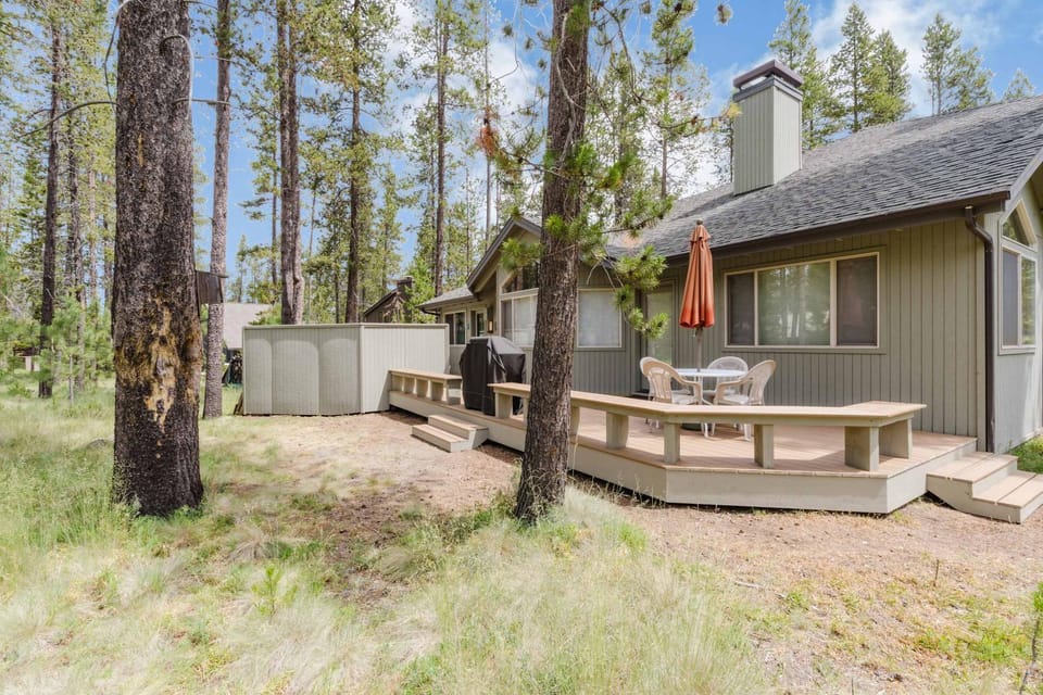 Large Sunriver Home in Quiet Neighborhood with Private Hot Tub & Free SHARC Access House in Sunriver