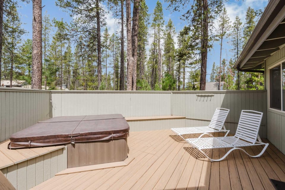 Large Sunriver Home in Quiet Neighborhood with Private Hot Tub & Free SHARC Access House in Sunriver