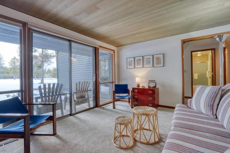 Retro Dog-Friendly Condo with Fireplace Wi-Fi & SHARC Access House in Sunriver