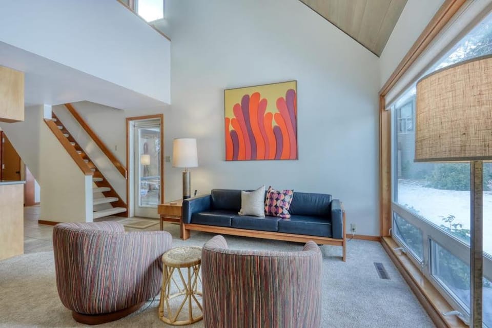 Retro Dog-Friendly Condo with Fireplace Wi-Fi & SHARC Access House in Sunriver