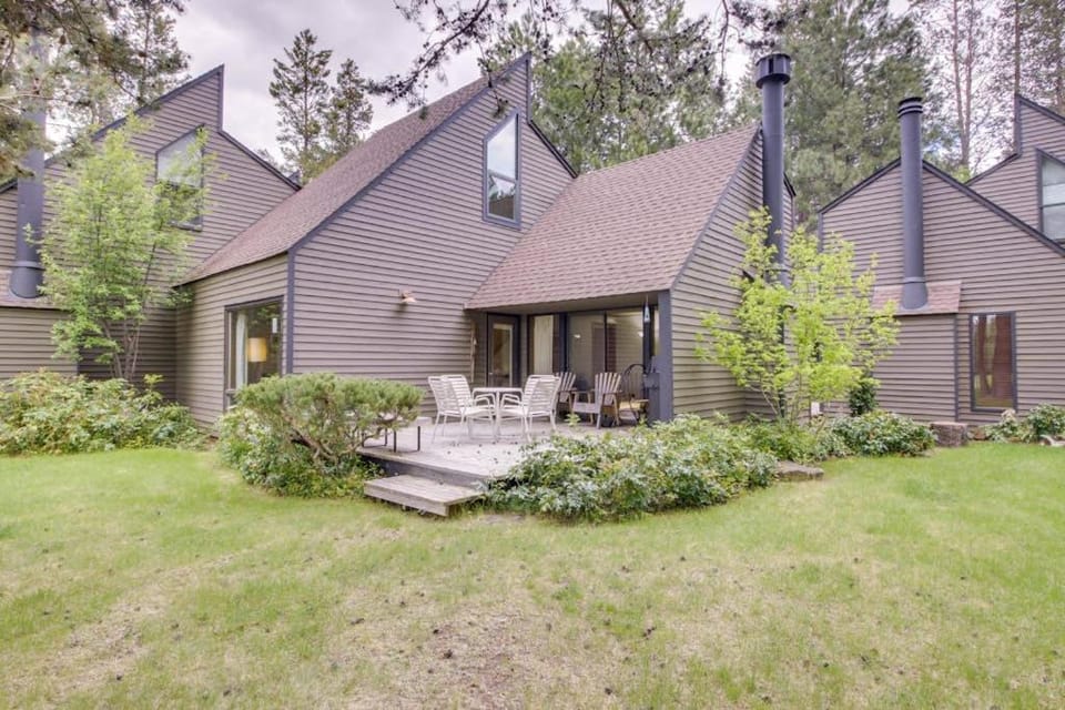 Retro Dog-Friendly Condo with Fireplace Wi-Fi & SHARC Access House in Sunriver