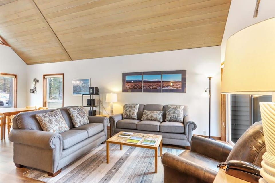 Golf Course Views Half Mile to the Village - Includes SHARC Access House in Sunriver