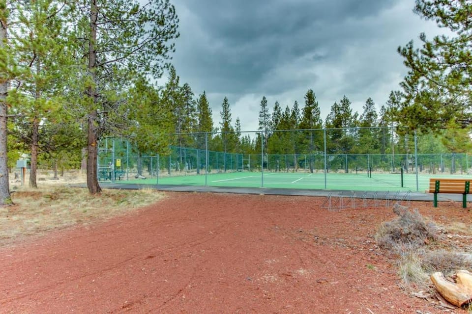 Dog-friendly condo with 6 SHARC passes & great golf course views House in Sunriver