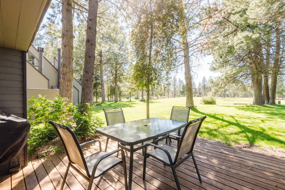 Dog-friendly condo with 6 SHARC passes & great golf course views House in Sunriver