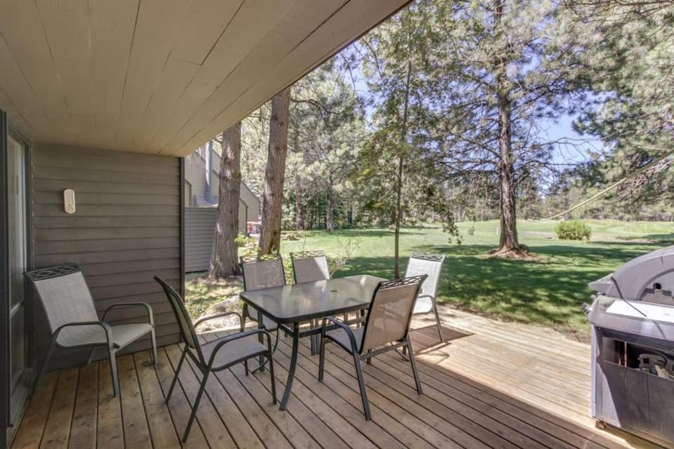 Dog-friendly condo with 6 SHARC passes & great golf course views House in Sunriver