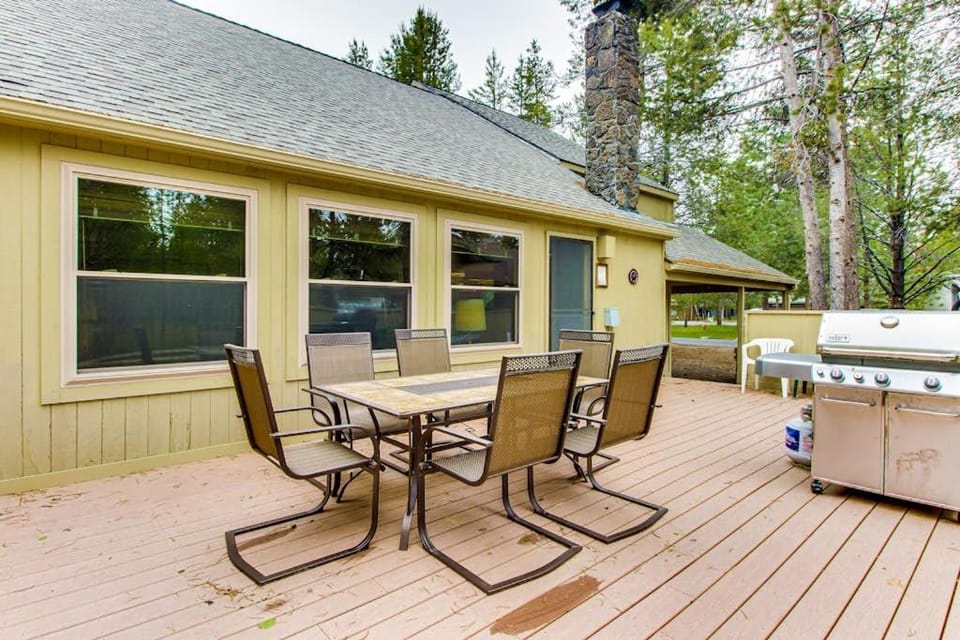 Cozy Sunriver Home with Hot Tub Wood Stove SHARC Passes House in Sunriver
