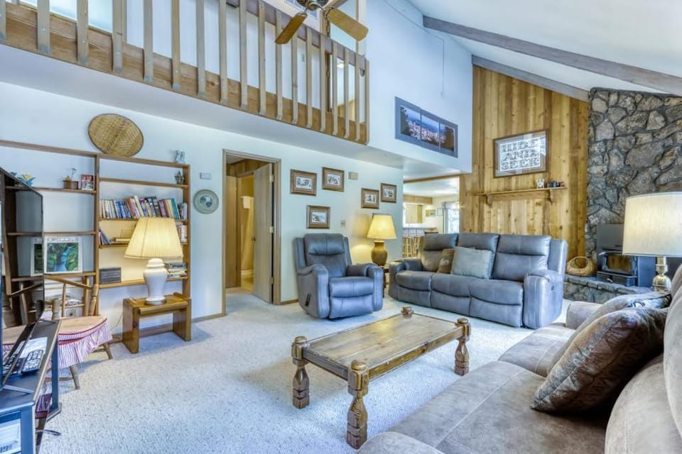 Cozy Sunriver Home with Hot Tub Wood Stove SHARC Passes House in Sunriver