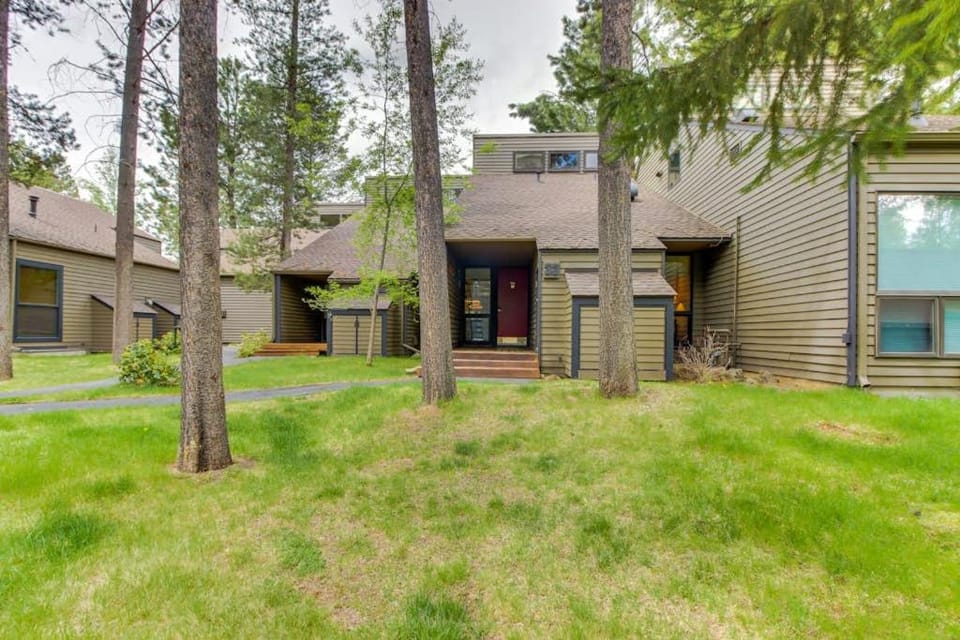 Condo in Great Location View of Golf Course & SHARC Passes - Dogs OK House in Sunriver