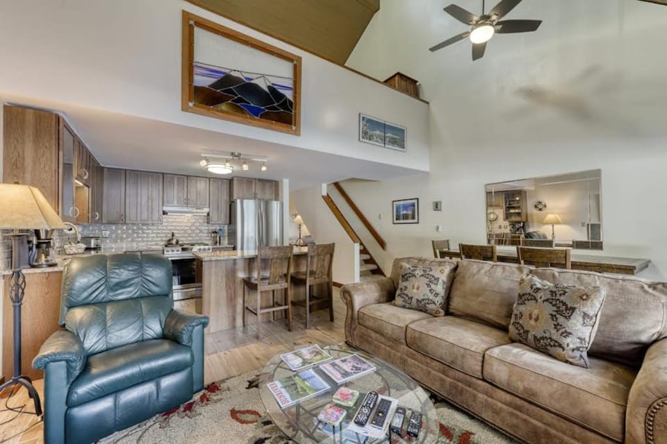 Condo in Great Location View of Golf Course & SHARC Passes - Dogs OK House in Sunriver
