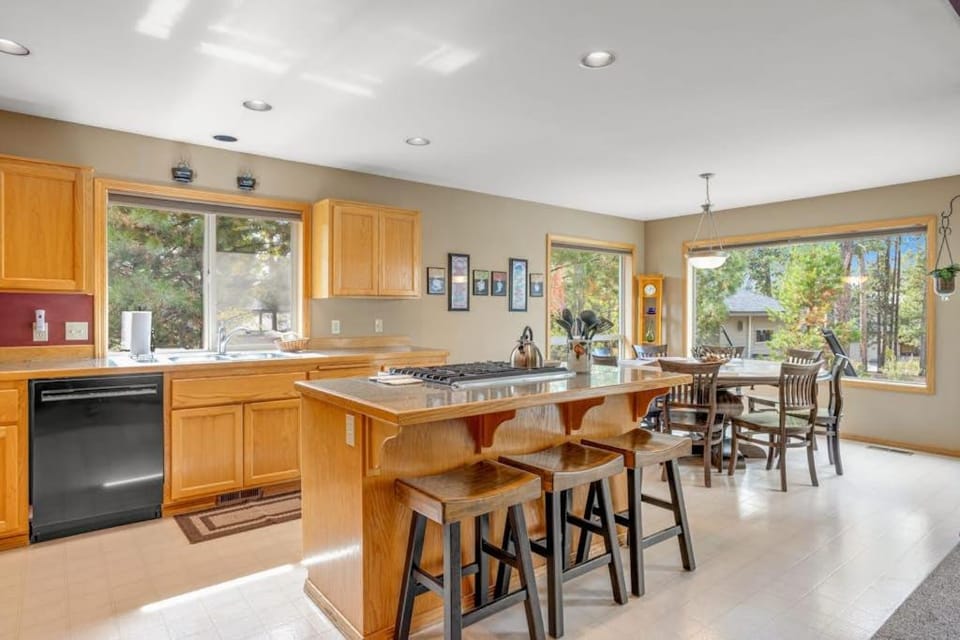 Sophisticated home with a private hot tub pool table bikes & SHARC Passes House in Sunriver