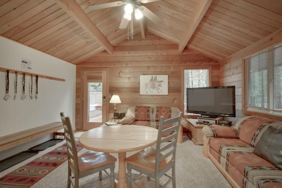 Woodsy Cabin with Private Hot Tub Game Tables & 8 SHARC Passes - Dogs OK Cabin in Sunriver