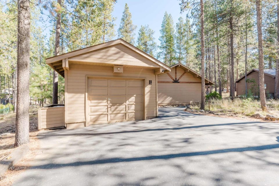 Woodsy Cabin with Private Hot Tub Game Tables & 8 SHARC Passes - Dogs OK Cabin in Sunriver