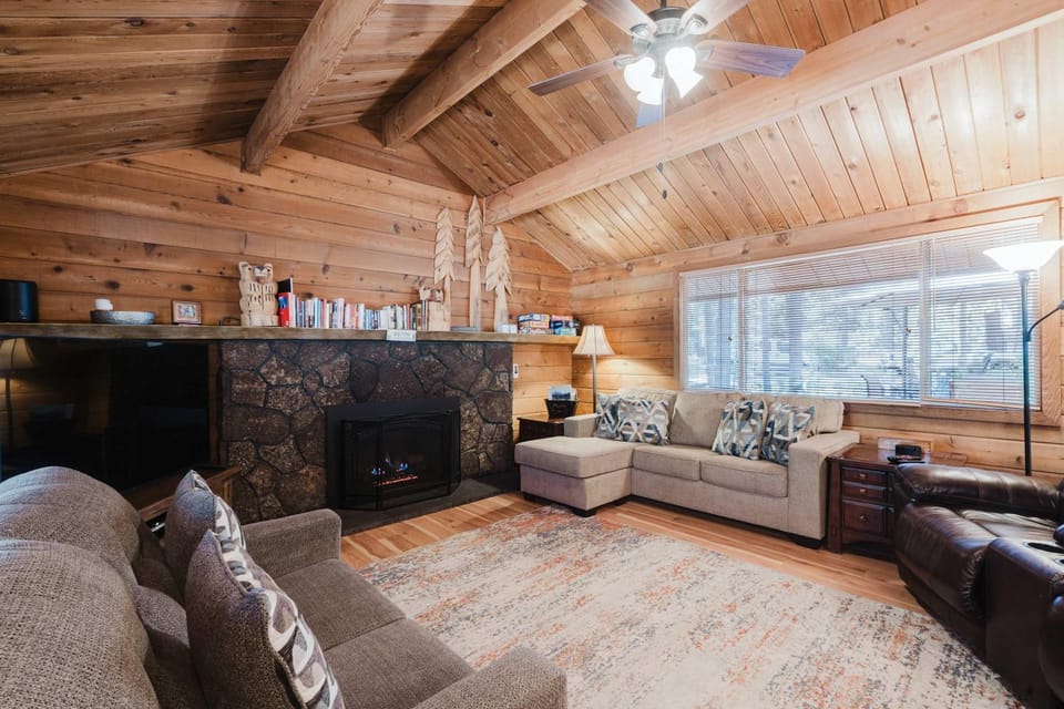 Woodsy Cabin with Private Hot Tub Game Tables & 8 SHARC Passes - Dogs OK Cabin in Sunriver