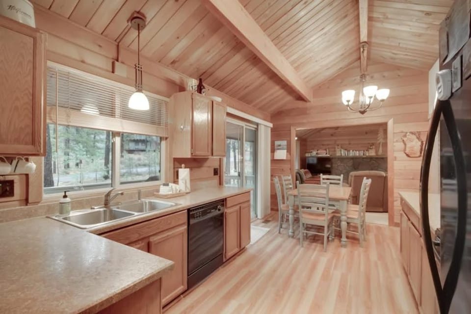 Woodsy Cabin with Private Hot Tub Game Tables & 8 SHARC Passes - Dogs OK Cabin in Sunriver