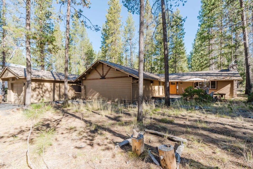 Woodsy Cabin with Private Hot Tub Game Tables & 8 SHARC Passes - Dogs OK Cabin in Sunriver