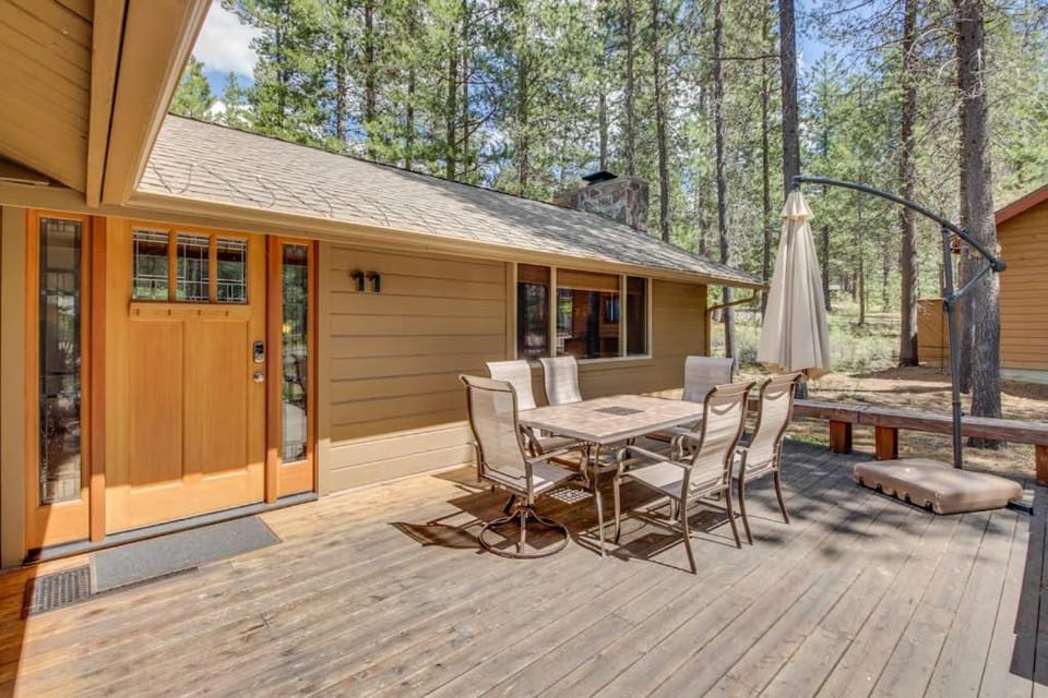 Woodsy Cabin with Private Hot Tub Game Tables & 8 SHARC Passes - Dogs OK Cabin in Sunriver
