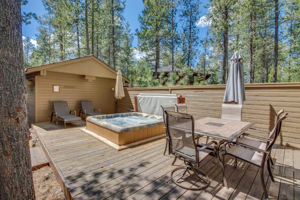 Woodsy Cabin with Private Hot Tub Game Tables & 8 SHARC Passes - Dogs OK Cabin in Sunriver