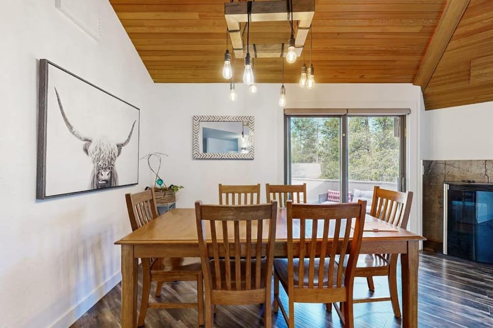 Multi-level home with private hot tub decks and SHARC passes provided House in Sunriver