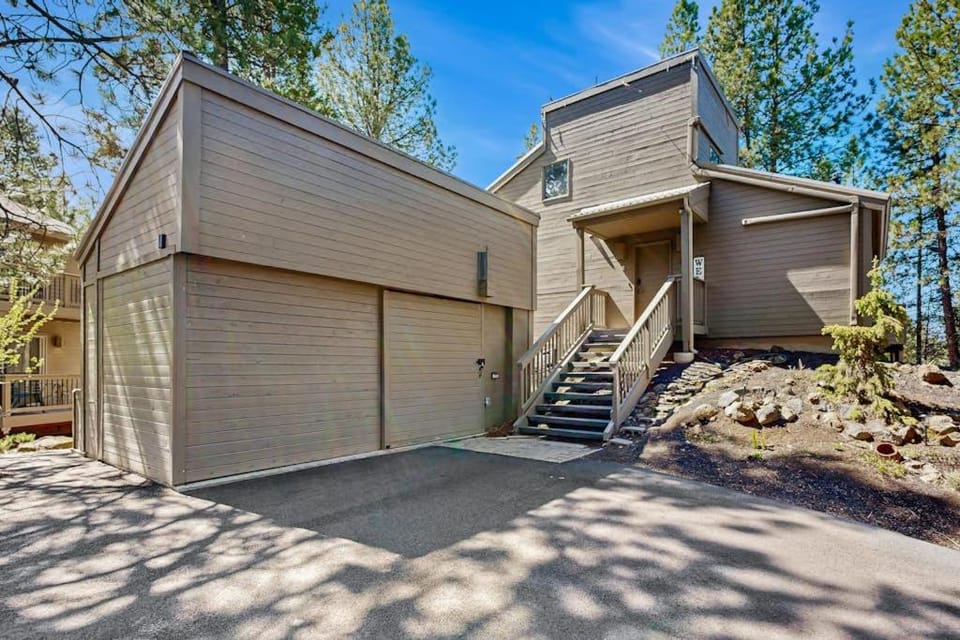 Multi-level home with private hot tub decks and SHARC passes provided House in Sunriver