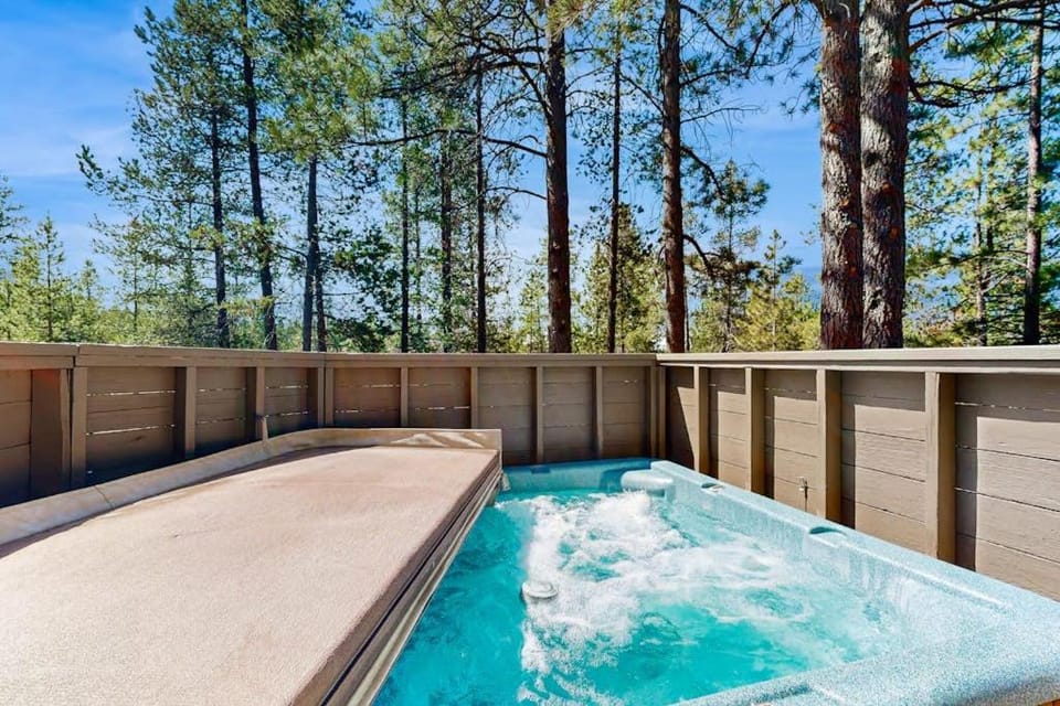 Multi-level home with private hot tub decks and SHARC passes provided House in Sunriver