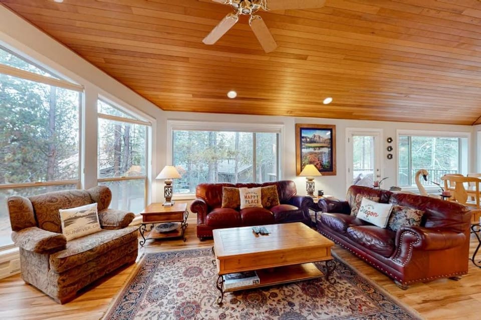 Renovated Sunriver Home with Hot Tub 2 Primary Suites & SHARC Access House in Sunriver