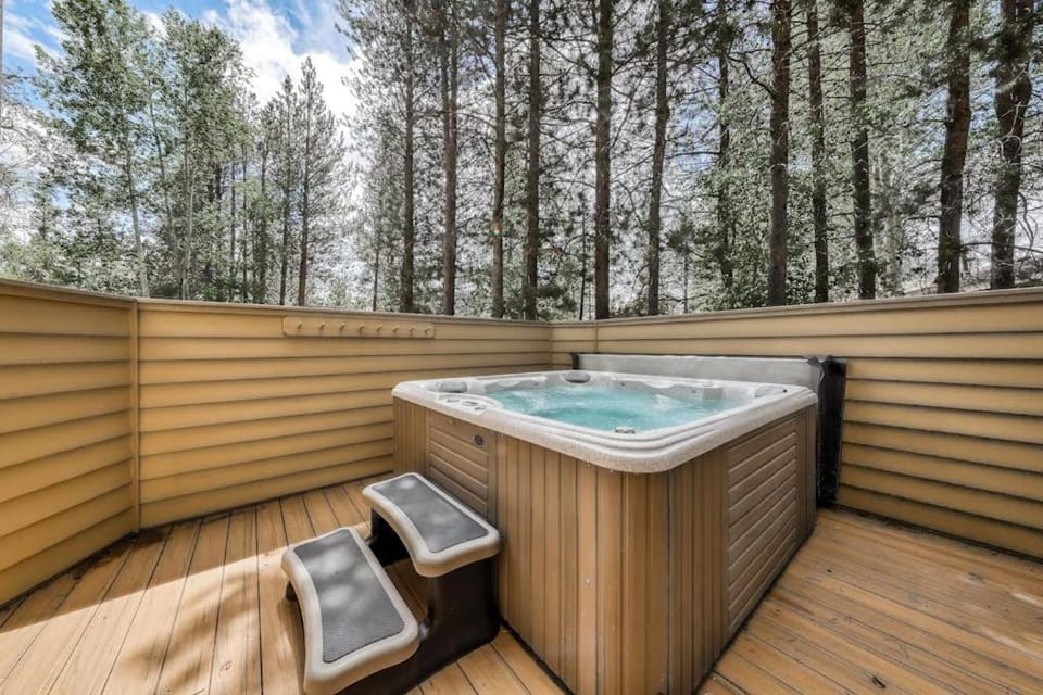 Renovated Sunriver Home with Hot Tub 2 Primary Suites & SHARC Access House in Sunriver