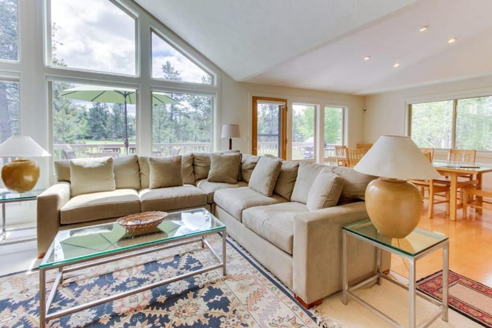 Inviting Sunriver Home with Golf Course Views and a Private Hot Tub - SHARC Access House in Sunriver