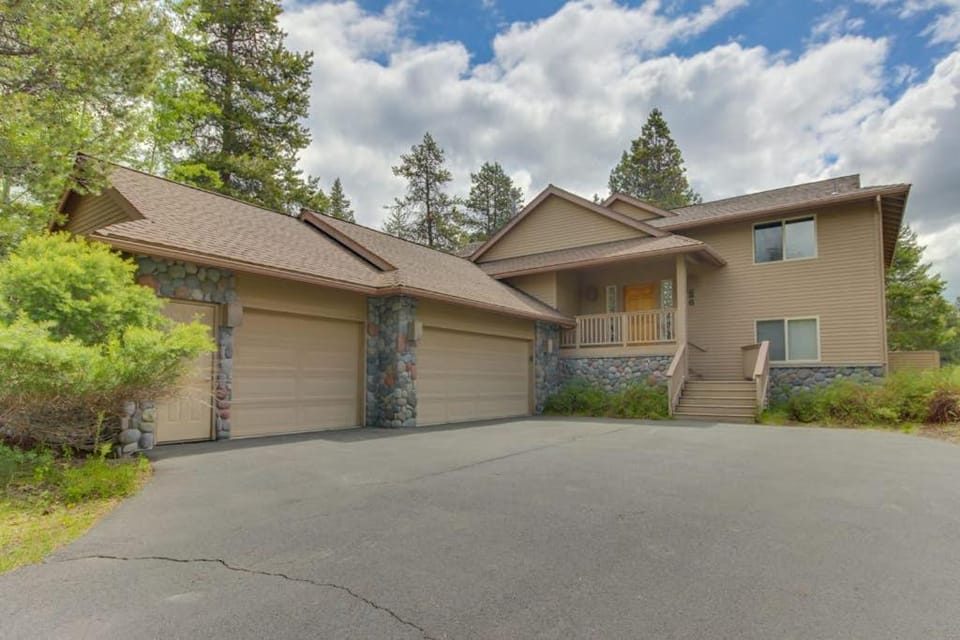 Inviting Sunriver Home with Golf Course Views and a Private Hot Tub - SHARC Access House in Sunriver