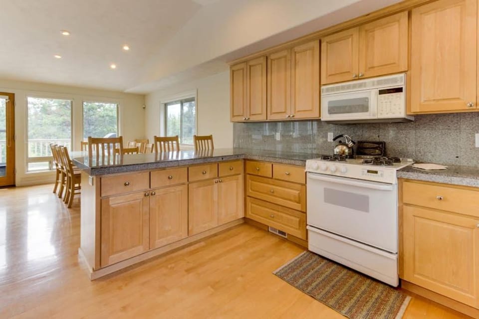 Inviting Sunriver Home with Golf Course Views and a Private Hot Tub - SHARC Access House in Sunriver