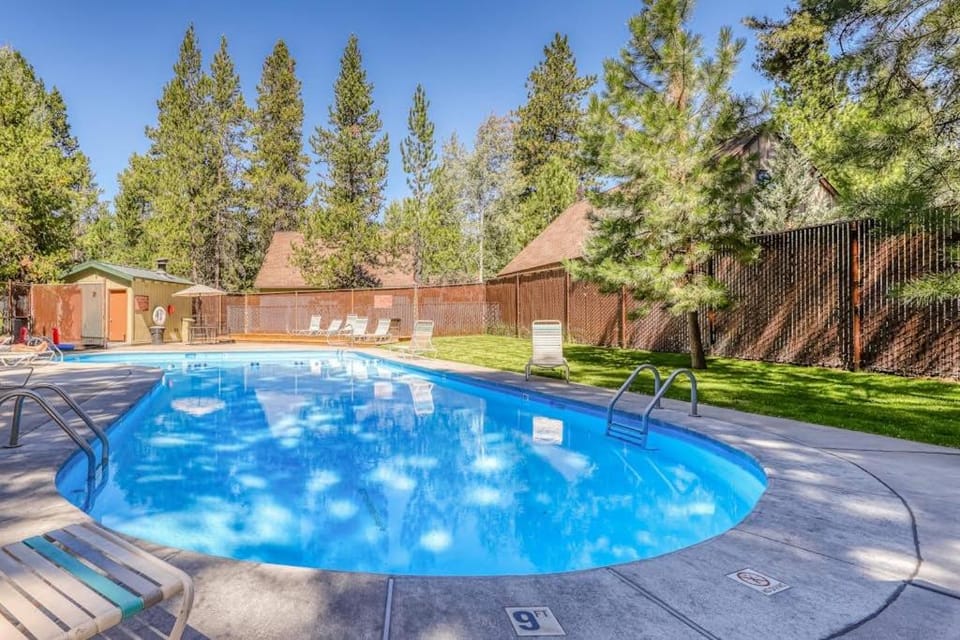 Updated Townhome with Golf Course Views & Private Hot Tub 8 SHARC Passes House in Sunriver