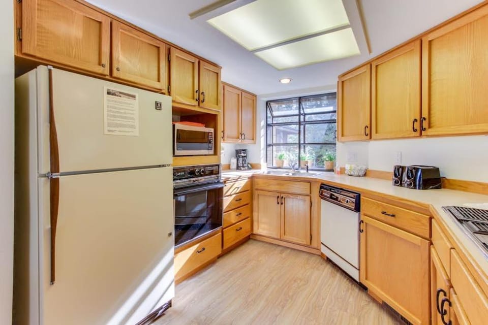 Updated Townhome with Golf Course Views & Private Hot Tub 8 SHARC Passes House in Sunriver