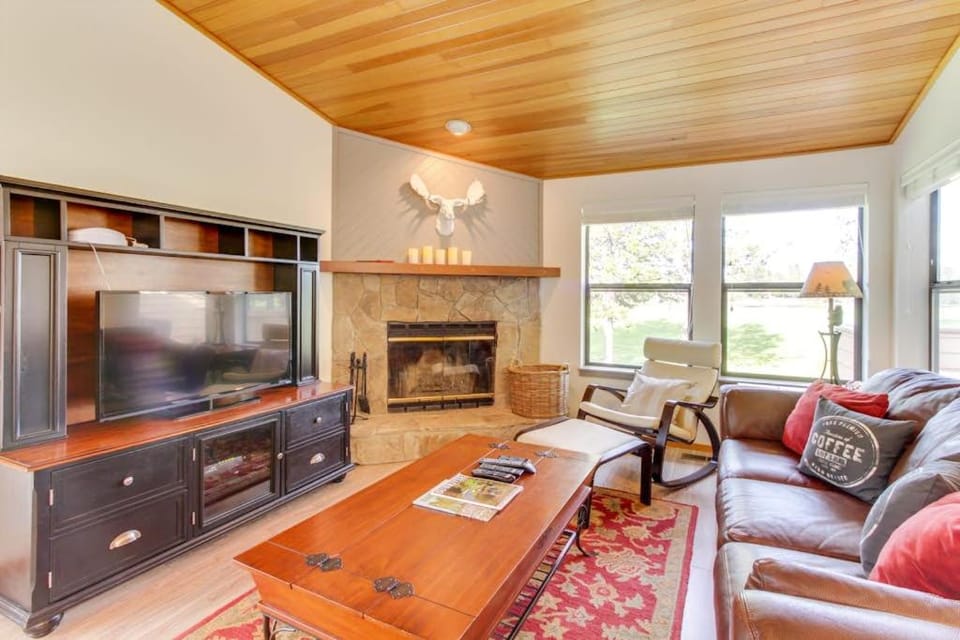 Updated Townhome with Golf Course Views & Private Hot Tub 8 SHARC Passes House in Sunriver