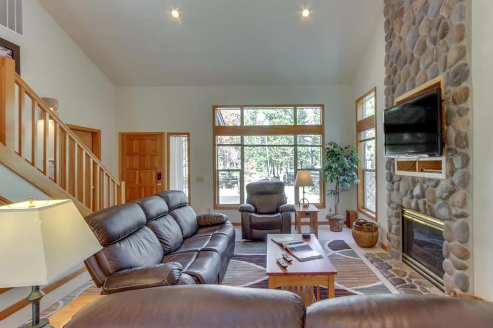Sweet Sunriver Home with Private Hot Tub Outdoor Space & Eight SHARC Passes House in Sunriver