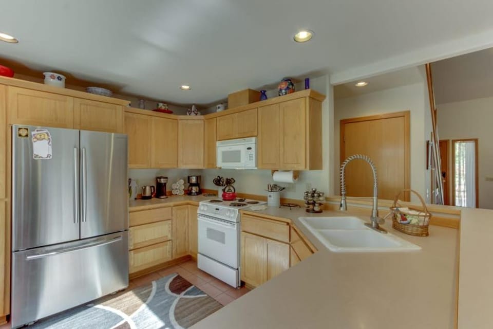 Sweet Sunriver Home with Private Hot Tub Outdoor Space & Eight SHARC Passes House in Sunriver