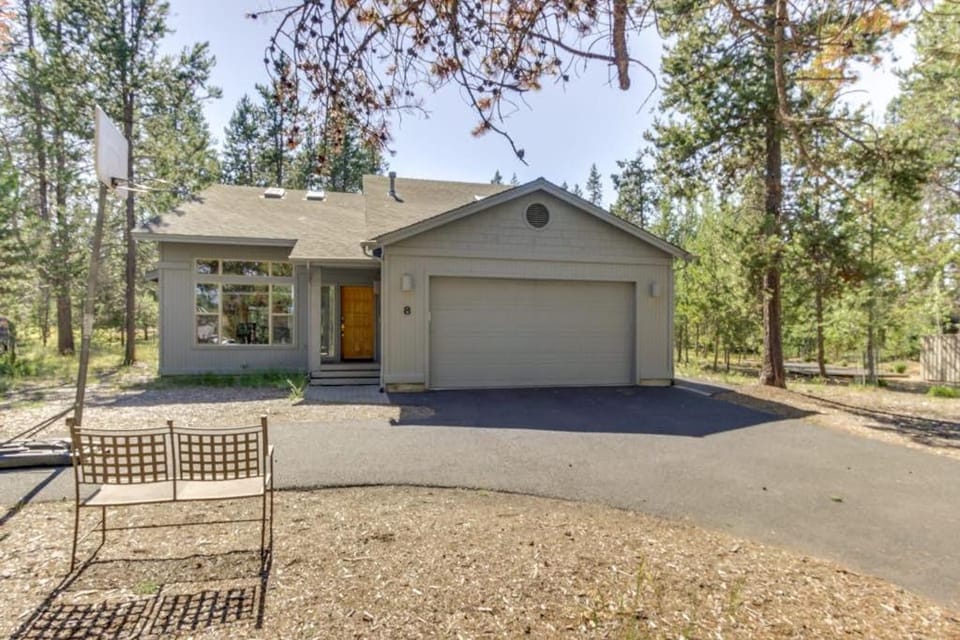 Sweet Sunriver Home with Private Hot Tub Outdoor Space & Eight SHARC Passes House in Sunriver