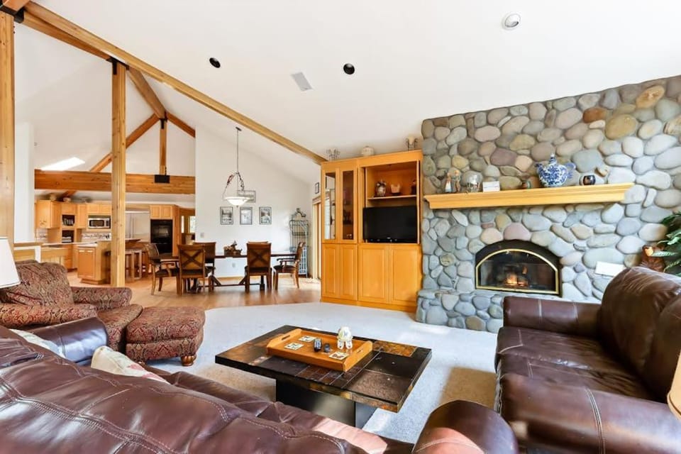 Spacious House with Private Hot Tub Golf Course Views & Furnished Outdoor Living House in Sunriver