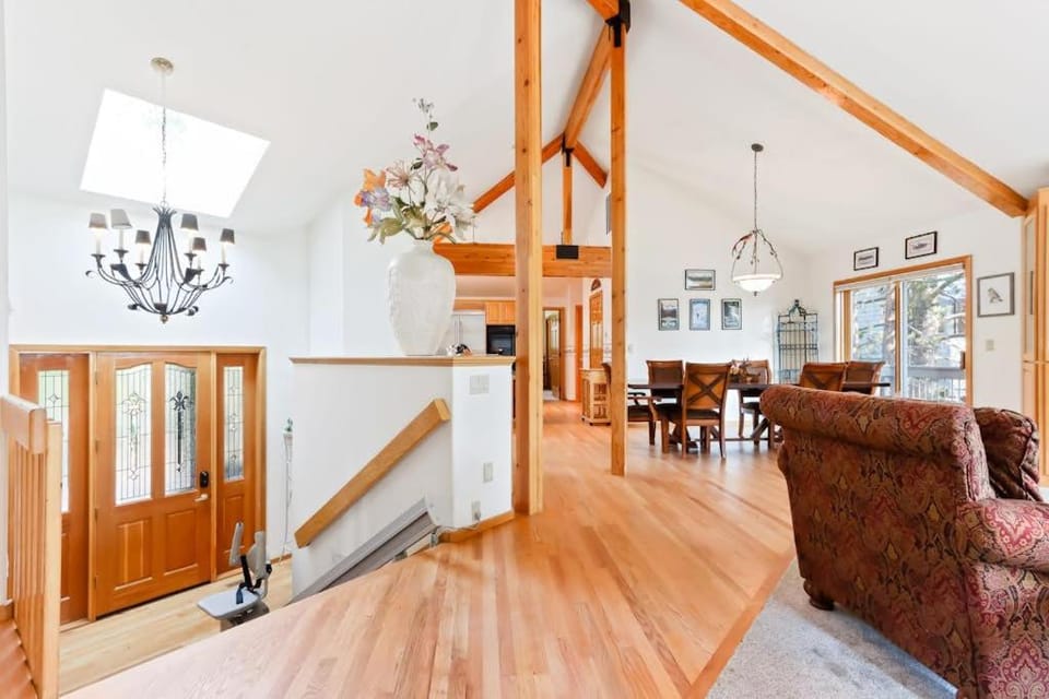 Spacious House with Private Hot Tub Golf Course Views & Furnished Outdoor Living House in Sunriver