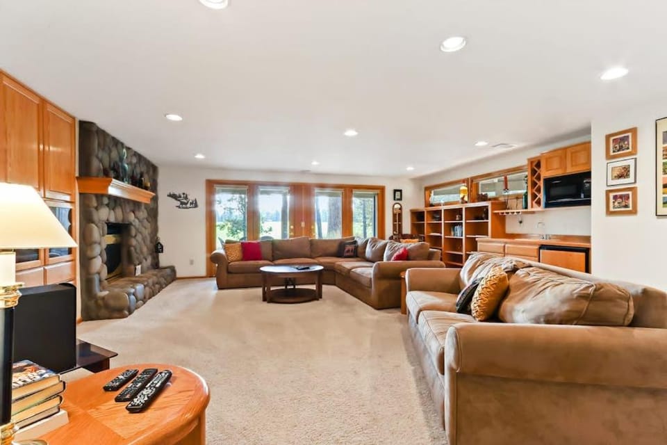 Spacious House with Private Hot Tub Golf Course Views & Furnished Outdoor Living House in Sunriver