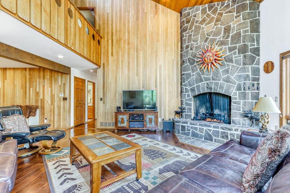 Private Hot Tub Pool Table 10 SHARC Passes & More at this Sunriver Home House in Sunriver