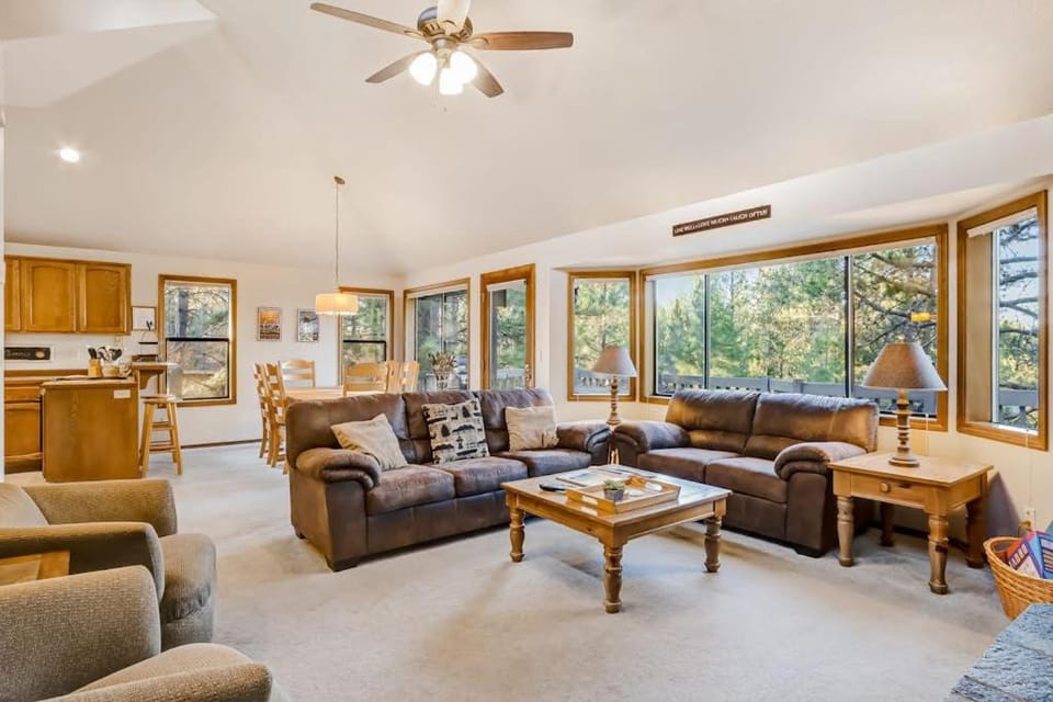 Inviting home with deck gas grill hot tub pools and SHARC passes House in Sunriver