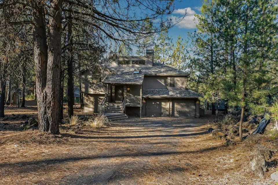 Inviting home with deck gas grill hot tub pools and SHARC passes House in Sunriver