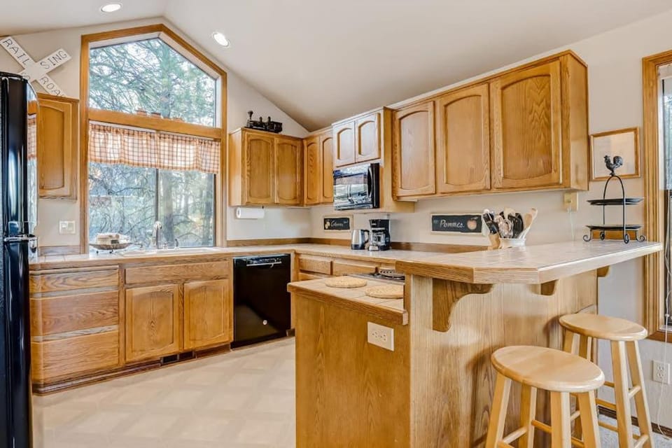Inviting home with deck gas grill hot tub pools and SHARC passes House in Sunriver