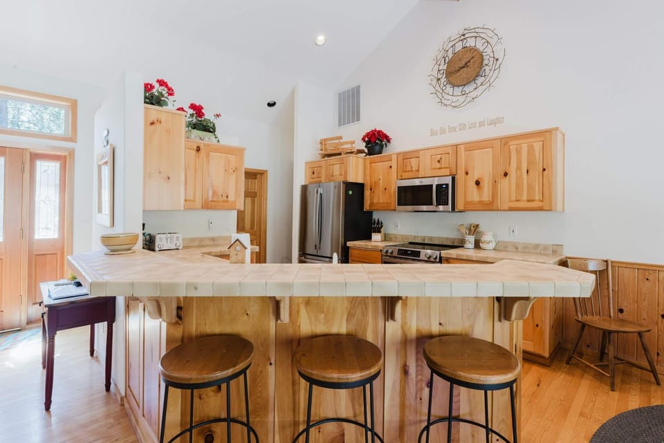 Spacious getaway with Ping-Pong table SHARC grill W&D Hot Tub House in Sunriver