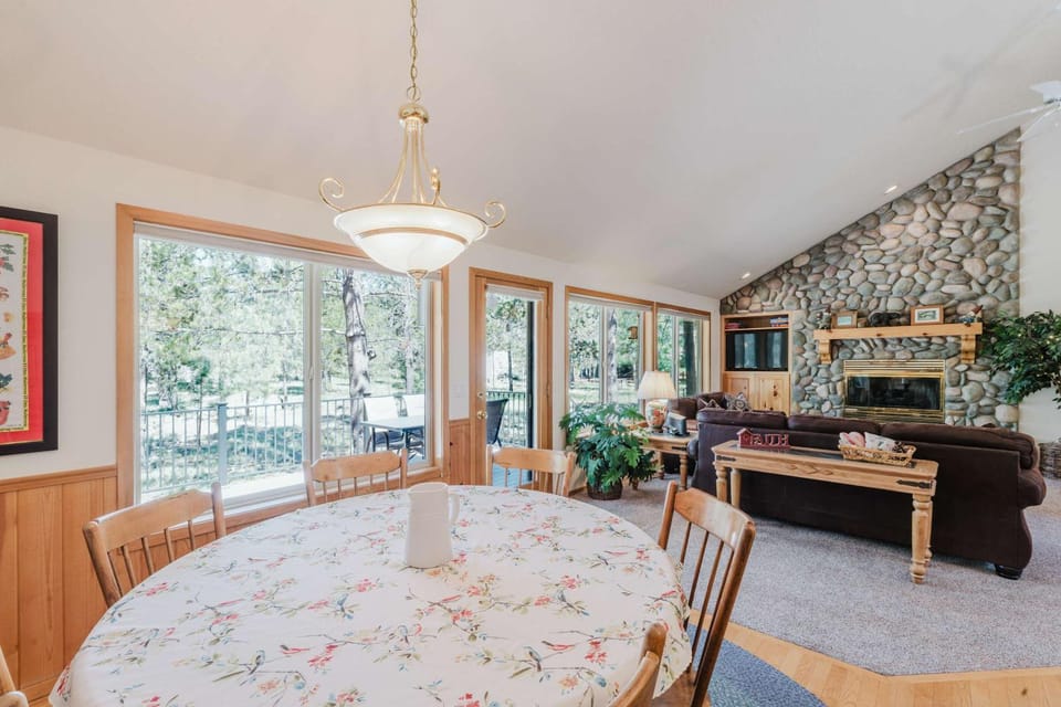 Spacious getaway with Ping-Pong table SHARC grill W&D Hot Tub House in Sunriver