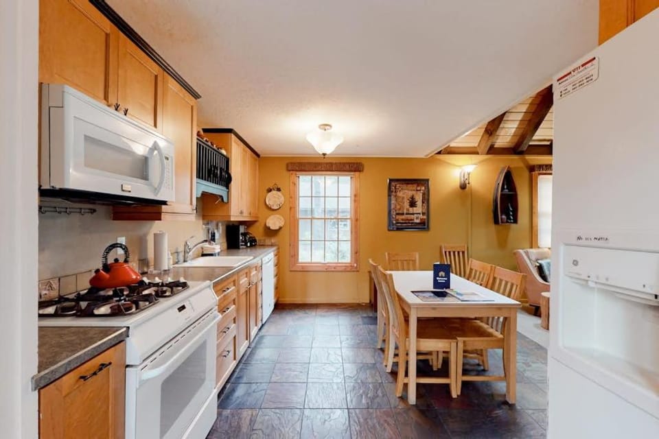 Cabin-style home with hot tub SHARC passes central location near skiing & golf Cabin in Sunriver